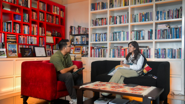 Menteri Komunikasi dan Digital Meutya Hafid saat menjadi narasumber dalam program Podcast Blak Blakan DetikCom di Jakarta Selatan Sabtu 2122026 arah kebijakan luar negeri Indonesia tidak berubah yaitu tetap pada prinsip two state solution