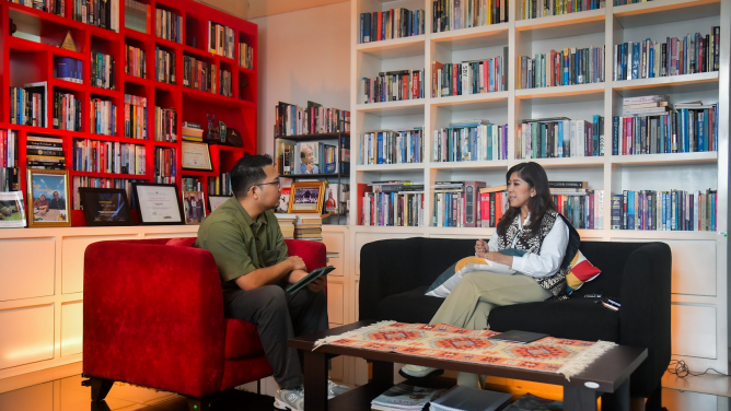 Menteri Komunikasi dan Digital Meutya Hafid saat menjadi narasumber dalam program Podcast Blak Blakan DetikCom di Jakarta Selatan Sabtu 2122026 arah kebijakan luar negeri Indonesia tidak berubah yaitu tetap pada prinsip two state solution