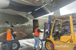 Petugas menyiapkan bahan semai untuk pelaksanaan operasi modifikasi cuaca OMC di Jakarta Sabtu 3112026 ANTARAHO BPBD DKI Jakarta