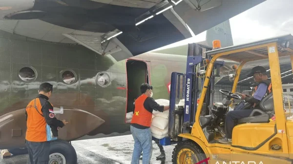 Petugas menyiapkan bahan semai untuk pelaksanaan operasi modifikasi cuaca OMC di Jakarta Sabtu 3112026 ANTARAHO BPBD DKI Jakarta