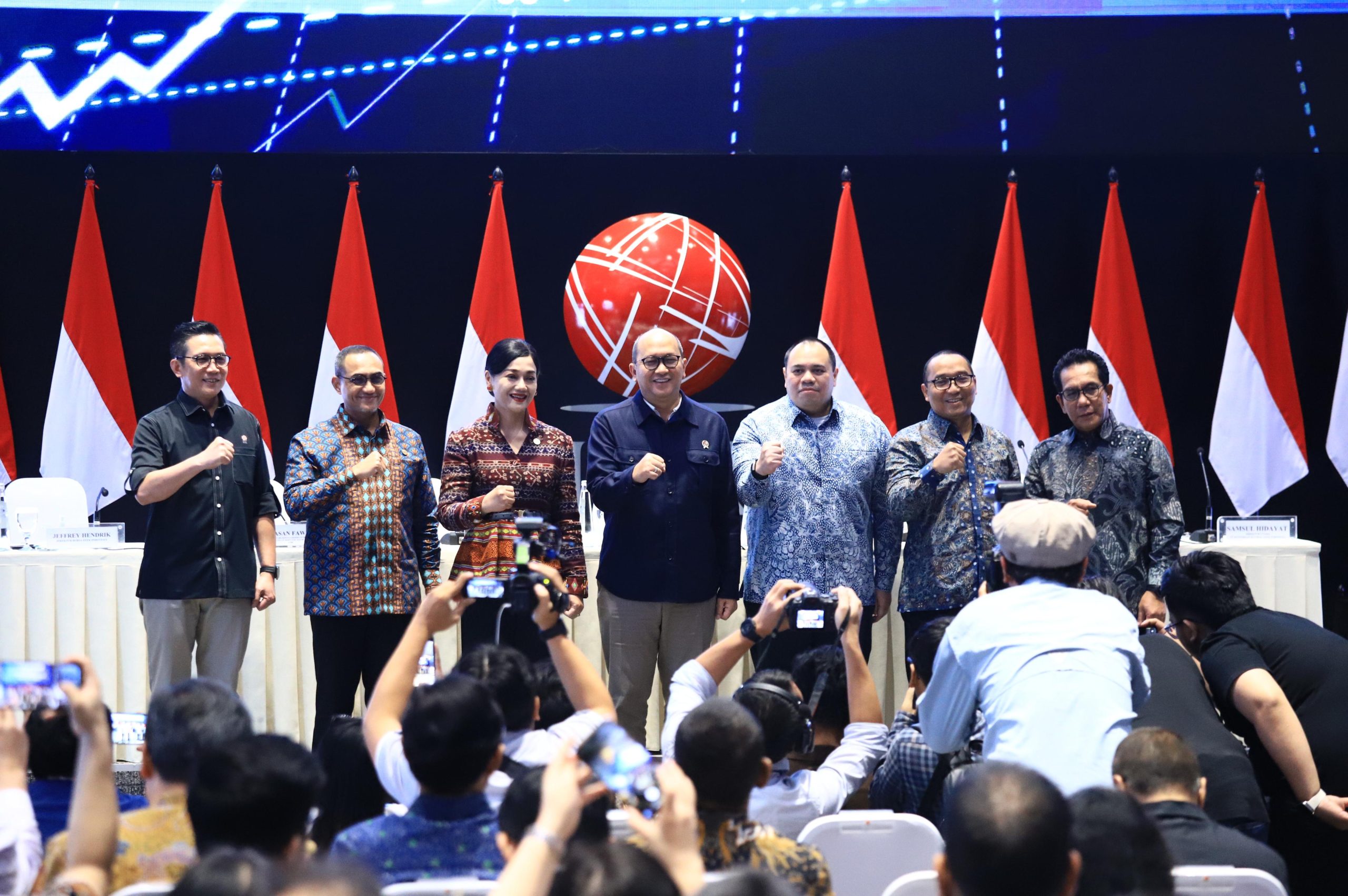 CEO Danantara Indonesia Roesan Roslani beserta Pejabat OJK dan BEI dalam Dialog Pasar Modal yang digelar di Main Hall Bursa Efek Indonesia Jakarta Minggu 122026 Foto Humas OJK
