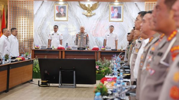 Pemerintah Provinsi Pemprov Banten bersama Kepolisian Daerah Polda Banten menggelar Rapat Koordinasi Rakor Kesiapan Memasuki Bulan Ramadan 2026 guna memastikan ketersediaan bahan pokok dan kondusivitas wilayah di Ruang Rapat Utama Rupatama Polda Banten Kota Serang Rabu 1822026Biro Adpimpro Banten