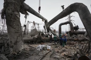 Para pekerja membersihkan kerusakan di Pembangkit Listrik Tenaga Panas Darnytsia setelah serangan Rusia di Kyiv, Ukraina, Rabu, 4 Februari 2026. (Foto AP/Sergei Grits)