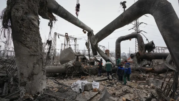 Para pekerja membersihkan kerusakan di Pembangkit Listrik Tenaga Panas Darnytsia setelah serangan Rusia di Kyiv, Ukraina, Rabu, 4 Februari 2026. (Foto AP/Sergei Grits)