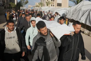 Warga Palestina menggotong jenazah seorang pria yang tewas dalam serangan militer Israel, selama upacara pemakamannya di Rumah Sakit Nasser di Khan Younis, Rabu, 4 Februari 2026. (AP Photo/Abdel Kareem Hana)