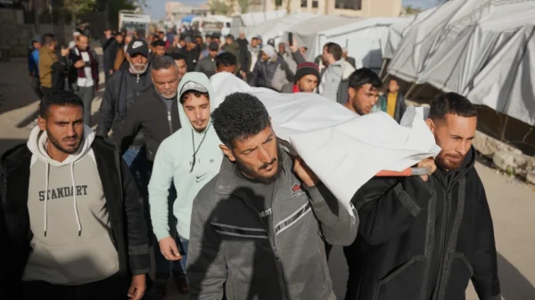 Warga Palestina menggotong jenazah seorang pria yang tewas dalam serangan militer Israel, selama upacara pemakamannya di Rumah Sakit Nasser di Khan Younis, Rabu, 4 Februari 2026. (AP Photo/Abdel Kareem Hana)