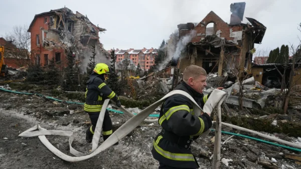 Petugas pemadam kebakaran memadamkan api setelah sebuah drone menghantam bangunan tempat tinggal selama serangan udara Rusia di Kyiv Ukraina Minggu 22 Februari 2026 Foto APSergei Grits