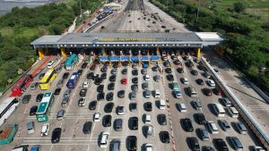 Gerbang Tol GT Cikampek Utama beroperasi secara penuh untuk layani kendaraan menuju arah Jakarta saat arus balik Lebaran 2025 Jasa Marga