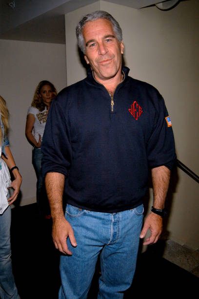 NEW YORK NY   18 Mei Jeffrey Epstein menghadiri Peluncuran Majalah RADAR di Hotel QT pada 18 Mei 2005 di Kota New York Foto oleh Neil RasmusPatrick McMullan via Getty Images
