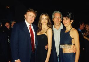 Dari kiri pengembang real estat Amerika Donald Trump dan kekasihnya dan calon istrinya mantan model Melania Knauss pengusaha keuangan dan calon terpidana pelaku kejahatan seksual Jeffrey Epstein dan sosialita Inggris Ghislaine Maxwell berpose bersama di klub Mar a Lago Palm Beach Florida 12 Februari 2000 Foto oleh Davidoff StudiosGetty Images