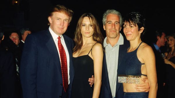 Dari kiri, pengembang real estat Amerika Donald Trump dan kekasihnya (dan calon istrinya), mantan model Melania Knauss, pengusaha keuangan (dan calon terpidana pelaku kejahatan seksual) Jeffrey Epstein, dan sosialita Inggris Ghislaine Maxwell berpose bersama di klub Mar-a-Lago, Palm Beach, Florida, 12 Februari 2000. (Foto oleh Davidoff Studios/Getty Images)