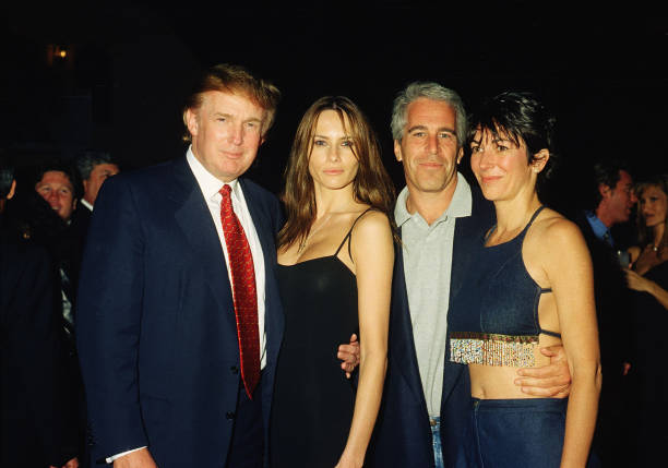Dari kiri pengembang real estat Amerika Donald Trump dan kekasihnya dan calon istrinya mantan model Melania Knauss pengusaha keuangan dan calon terpidana pelaku kejahatan seksual Jeffrey Epstein dan sosialita Inggris Ghislaine Maxwell berpose bersama di klub Mar a Lago Palm Beach Florida 12 Februari 2000 Foto oleh Davidoff StudiosGetty Images