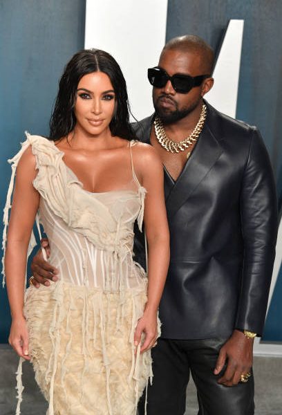 BEVERLY HILLS, CALIFORNIA - 9 Februari: Kim Kardashian dan Kanye West menghadiri pesta Oscar Vanity Fair 2020 yang diselenggarakan oleh Radhika Jones di Wallis Annenberg Center for the Performing Arts pada 9 Februari 2020 di Beverly Hills, California. (Foto oleh George Pimentel/Getty Images)