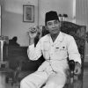Negarawan Indonesia Sukarno (1901-1970), yang baru saja diangkat menjadi Presiden Indonesia, menghadiri pertemuan setelah deklarasi kemerdekaan Indonesia, di kediaman pemerintah di pulau Jawa, Hindia Belanda pada 16 Oktober 1945. (Foto oleh Jack Esten/Popperfoto via Getty Images)
