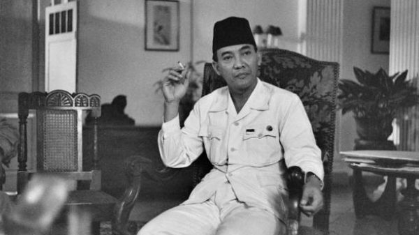 Negarawan Indonesia Sukarno (1901-1970), yang baru saja diangkat menjadi Presiden Indonesia, menghadiri pertemuan setelah deklarasi kemerdekaan Indonesia, di kediaman pemerintah di pulau Jawa, Hindia Belanda pada 16 Oktober 1945. (Foto oleh Jack Esten/Popperfoto via Getty Images)