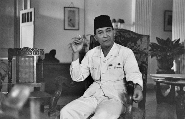 Negarawan Indonesia Sukarno 1901 1970 yang baru saja diangkat menjadi Presiden Indonesia menghadiri pertemuan setelah deklarasi kemerdekaan Indonesia di kediaman pemerintah di pulau Jawa Hindia Belanda pada 16 Oktober 1945 Foto oleh Jack EstenPopperfoto via Getty Images
