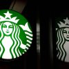 NEW YORK NY   9 AGUSTUS Logo perusahaan Starbucks terpampang di luar toko mereka di Penn Station pada 9 Agustus 2025 di Kota New York Foto oleh Gary HershornGetty Images