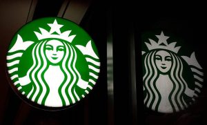 NEW YORK NY   9 AGUSTUS Logo perusahaan Starbucks terpampang di luar toko mereka di Penn Station pada 9 Agustus 2025 di Kota New York Foto oleh Gary HershornGetty Images