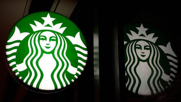 NEW YORK NY   9 AGUSTUS Logo perusahaan Starbucks terpampang di luar toko mereka di Penn Station pada 9 Agustus 2025 di Kota New York Foto oleh Gary HershornGetty Images