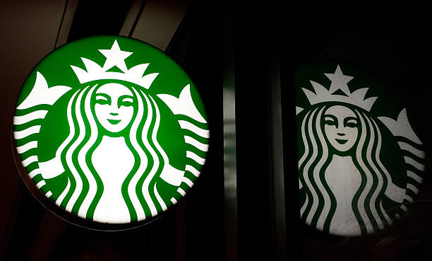 NEW YORK NY   9 AGUSTUS Logo perusahaan Starbucks terpampang di luar toko mereka di Penn Station pada 9 Agustus 2025 di Kota New York Foto oleh Gary HershornGetty Images