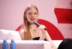LOS ANGELES, CALIFORNIA - 20 September: Vivian Jenna Wilson berbicara di atas panggung selama Teen Vogue Summit 2025 di NYA WEST pada 20 September 2025 di Los Angeles, California. (Foto oleh Anna Webber/Getty Images untuk Teen Vogue)