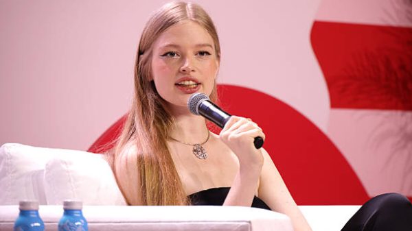 LOS ANGELES, CALIFORNIA - 20 September: Vivian Jenna Wilson berbicara di atas panggung selama Teen Vogue Summit 2025 di NYA WEST pada 20 September 2025 di Los Angeles, California. (Foto oleh Anna Webber/Getty Images untuk Teen Vogue)