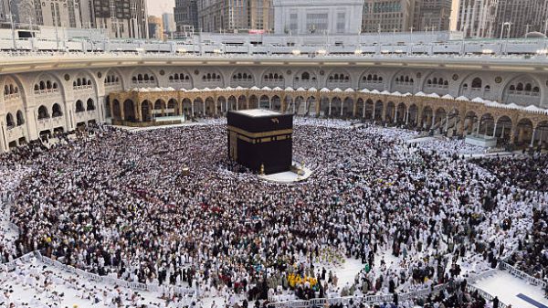MEKAH ARAB SAUDI   4 JANUARI Para jamaah Muslim melaksanakan salat mengelilingi Kabah di dalam Masjid al Haram di Mekah Arab Saudi pada 4 Januari 2026 Dianggap sebagai situs tersuci dalam Islam dan kiblat bagi umat Muslim di seluruh dunia Masjid al Haram dan Kabah telah dibangun kembali sebagian atau seluruhnya di berbagai periode sejarah sejak zaman Nabi Ibrahim dan Nabi Ismail Dengan area salat yang luas baik terbuka maupun tertutup masjid ini menyambut pengunjung dari seluruh dunia sepanjang tahun Foto oleh Ismael Adnan YaqoobAnadolu via Getty Images