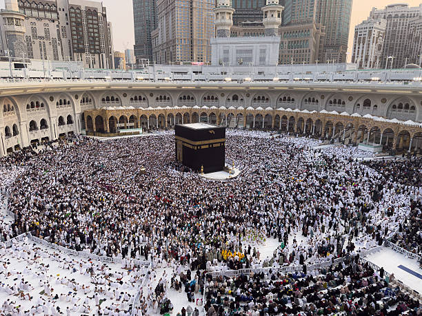 MEKAH ARAB SAUDI   4 JANUARI Para jamaah Muslim melaksanakan salat mengelilingi Kabah di dalam Masjid al Haram di Mekah Arab Saudi pada 4 Januari 2026 Dianggap sebagai situs tersuci dalam Islam dan kiblat bagi umat Muslim di seluruh dunia Masjid al Haram dan Kabah telah dibangun kembali sebagian atau seluruhnya di berbagai periode sejarah sejak zaman Nabi Ibrahim dan Nabi Ismail Dengan area salat yang luas baik terbuka maupun tertutup masjid ini menyambut pengunjung dari seluruh dunia sepanjang tahun Foto oleh Ismael Adnan YaqoobAnadolu via Getty Images