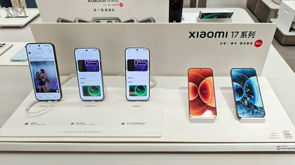 SHANGHAI CHINA   19 Januari 2026   Ponsel pintar seri Xiaomi 17 dipajang di toko Xiaomi di Shanghai China pada 19 Januari 2026 Kredit foto CFOTOFuture Publishing via Getty Images