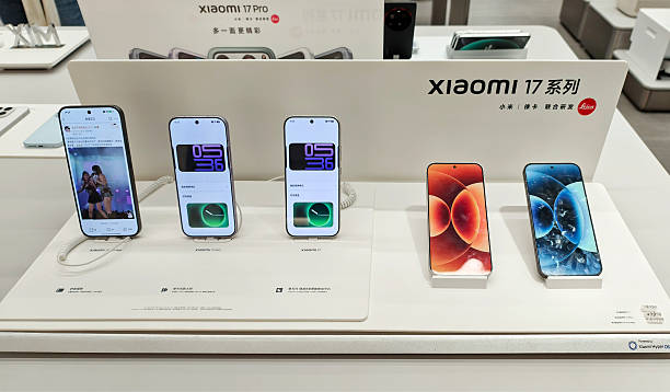 SHANGHAI CHINA   19 Januari 2026   Ponsel pintar seri Xiaomi 17 dipajang di toko Xiaomi di Shanghai China pada 19 Januari 2026 Kredit foto CFOTOFuture Publishing via Getty Images