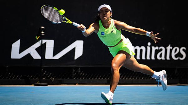 MELBOURNE AUSTRALIA   22 Januari Janice Tjen dari Indonesia beraksi melawan Karolina Pliskova dari Republik Ceko di babak kedua pada Hari ke 5 Australian Open 2026 di Melbourne Park pada 22 Januari 2026 di Melbourne Australia Foto oleh Robert PrangeGetty Images