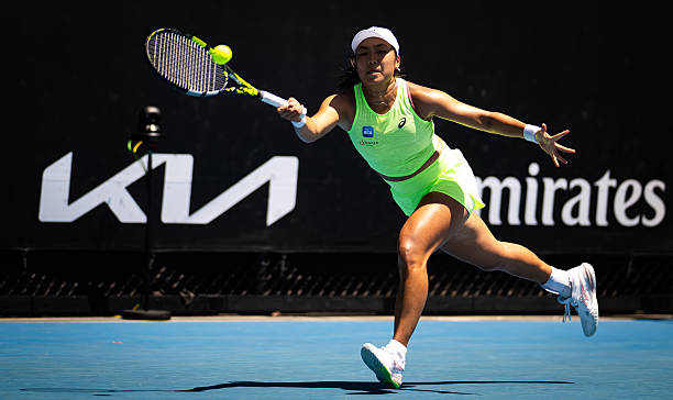 MELBOURNE AUSTRALIA   22 Januari Janice Tjen dari Indonesia beraksi melawan Karolina Pliskova dari Republik Ceko di babak kedua pada Hari ke 5 Australian Open 2026 di Melbourne Park pada 22 Januari 2026 di Melbourne Australia Foto oleh Robert PrangeGetty Images