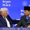 Presiden AS Donald Trump kiri berjabat tangan dengan Presiden Indonesia Prabowo Subianto pada pertemuan Dewan Perdamaian selama pertemuan tahunan Forum Ekonomi Dunia WEF di Davos pada 22 Januari 2026 Presiden AS Donald Trump akan memamerkan Dewan Perdamaian barunya di Davos pada 22 Januari 2026 memperkuat klaimnya sebagai pembawa perdamaian sehari setelah menarik kembali ancamannya sendiri terhadap Greenland Awalnya dimaksudkan untuk mengawasi pembangunan kembali Gaza setelah perang antara Hamas dan Israel piagam dewan tersebut tidak membatasi perannya hanya pada Jalur Gaza dan telah memicu kekhawatiran bahwa Trump ingin dewan tersebut menyaingi Perserikatan Bangsa Bangsa Foto oleh Fabrice COFFRINI  AFP via Getty Images