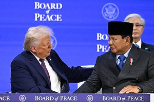 Presiden AS Donald Trump kiri berjabat tangan dengan Presiden Indonesia Prabowo Subianto pada pertemuan Dewan Perdamaian selama pertemuan tahunan Forum Ekonomi Dunia WEF di Davos pada 22 Januari 2026 Presiden AS Donald Trump akan memamerkan Dewan Perdamaian barunya di Davos pada 22 Januari 2026 memperkuat klaimnya sebagai pembawa perdamaian sehari setelah menarik kembali ancamannya sendiri terhadap Greenland Awalnya dimaksudkan untuk mengawasi pembangunan kembali Gaza setelah perang antara Hamas dan Israel piagam dewan tersebut tidak membatasi perannya hanya pada Jalur Gaza dan telah memicu kekhawatiran bahwa Trump ingin dewan tersebut menyaingi Perserikatan Bangsa Bangsa Foto oleh Fabrice COFFRINI  AFP via Getty Images