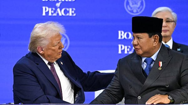 Presiden AS Donald Trump kiri berjabat tangan dengan Presiden Indonesia Prabowo Subianto pada pertemuan Dewan Perdamaian selama pertemuan tahunan Forum Ekonomi Dunia WEF di Davos pada 22 Januari 2026 Presiden AS Donald Trump akan memamerkan Dewan Perdamaian barunya di Davos pada 22 Januari 2026 memperkuat klaimnya sebagai pembawa perdamaian sehari setelah menarik kembali ancamannya sendiri terhadap Greenland Awalnya dimaksudkan untuk mengawasi pembangunan kembali Gaza setelah perang antara Hamas dan Israel piagam dewan tersebut tidak membatasi perannya hanya pada Jalur Gaza dan telah memicu kekhawatiran bahwa Trump ingin dewan tersebut menyaingi Perserikatan Bangsa Bangsa Foto oleh Fabrice COFFRINI  AFP via Getty Images