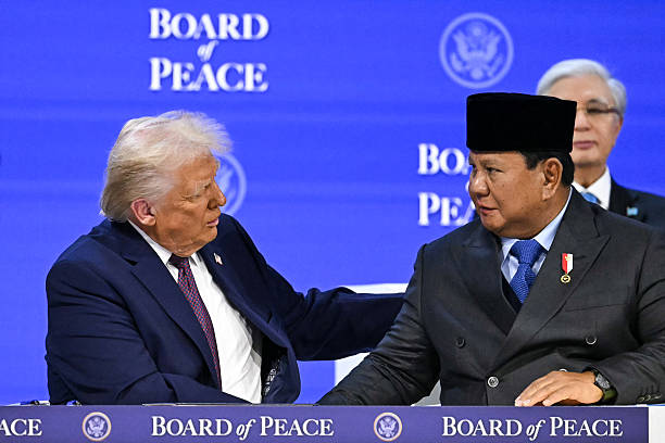 Presiden AS Donald Trump kiri berjabat tangan dengan Presiden Indonesia Prabowo Subianto pada pertemuan Dewan Perdamaian selama pertemuan tahunan Forum Ekonomi Dunia WEF di Davos pada 22 Januari 2026 Presiden AS Donald Trump akan memamerkan Dewan Perdamaian barunya di Davos pada 22 Januari 2026 memperkuat klaimnya sebagai pembawa perdamaian sehari setelah menarik kembali ancamannya sendiri terhadap Greenland Awalnya dimaksudkan untuk mengawasi pembangunan kembali Gaza setelah perang antara Hamas dan Israel piagam dewan tersebut tidak membatasi perannya hanya pada Jalur Gaza dan telah memicu kekhawatiran bahwa Trump ingin dewan tersebut menyaingi Perserikatan Bangsa Bangsa Foto oleh Fabrice COFFRINI  AFP via Getty Images