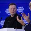 Elon Musk, CEO Tesla Inc., kiri, dan Larry Fink, CEO BlackRock Inc., selama Forum Ekonomi Dunia (WEF) di Davos, Swiss, pada Kamis, 22 Januari 2026. Pertemuan tahunan para pemimpin politik, eksekutif puncak, dan selebritas di Davos ini berlangsung dari 19-23 Januari. Fotografer: Krisztian Bocsi/Bloomberg via Getty Images