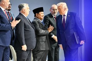 Presiden AS Donald Trump kanan berjalan melewati Perdana Menteri Hungaria Viktor Orban ketiga dari kiri Presiden Indonesia Prabowo Subianto tengah dan Menteri Luar Negeri Yordania Ayman Safadia saat tiba di pertemuan Dewan Perdamaian selama pertemuan tahunan Forum Ekonomi Dunia WEF di Davos pada 22 Januari 2026 Presiden AS Donald Trump akan memamerkan Dewan Perdamaian barunya di Davos pada 22 Januari 2026 memperkuat klaimnya sebagai pembawa perdamaian sehari setelah menarik kembali ancamannya sendiri terhadap Greenland Awalnya dimaksudkan untuk mengawasi pembangunan kembali Gaza setelah perang antara Hamas dan Israel piagam dewan tersebut tidak membatasi perannya hanya pada Jalur Gaza dan telah memicu kekhawatiran bahwa Trump ingin dewan tersebut menyaingi Perserikatan Bangsa Bangsa Foto oleh Mandel NGAN  AFP via Getty Images