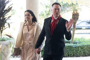 Elon Musk CEO Tesla dan SpaceX dan Shivon Zilis seorang kapitalis ventura tiba untuk menghadiri pernikahan Dan Scavino Wakil Kepala Staf Gedung Putih dan Erin Elmore Direktur Seni di Kedutaan Besar Departemen Luar Negeri di Mar a Lago di Palm Beach Florida 1 Februari 2026 Foto oleh SAUL LOEB  AFP via Getty Images