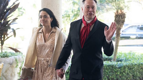 Elon Musk CEO Tesla dan SpaceX dan Shivon Zilis seorang kapitalis ventura tiba untuk menghadiri pernikahan Dan Scavino Wakil Kepala Staf Gedung Putih dan Erin Elmore Direktur Seni di Kedutaan Besar Departemen Luar Negeri di Mar a Lago di Palm Beach Florida 1 Februari 2026 Foto oleh SAUL LOEB  AFP via Getty Images