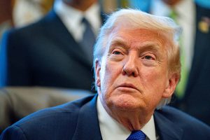 Presiden AS Donald Trump saat pengumuman tentang Proyek Vault di Ruang Oval Gedung Putih di Washington DC AS pada hari Senin 2 Februari 2026 Trump secara resmi mengumumkan rencana untuk meluncurkan cadangan mineral penting senilai $12 miliar dalam upaya terbarunya untuk membantu para produsen sekaligus meminimalkan ketergantungan pada logam tanah jarang dari Tiongkok Fotografer Bonnie CashUPIBloomberg via Getty Images