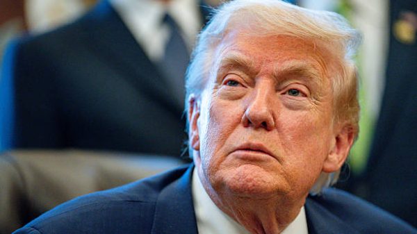 Presiden AS Donald Trump saat pengumuman tentang Proyek Vault di Ruang Oval Gedung Putih di Washington DC AS pada hari Senin 2 Februari 2026 Trump secara resmi mengumumkan rencana untuk meluncurkan cadangan mineral penting senilai $12 miliar dalam upaya terbarunya untuk membantu para produsen sekaligus meminimalkan ketergantungan pada logam tanah jarang dari Tiongkok Fotografer Bonnie CashUPIBloomberg via Getty Images