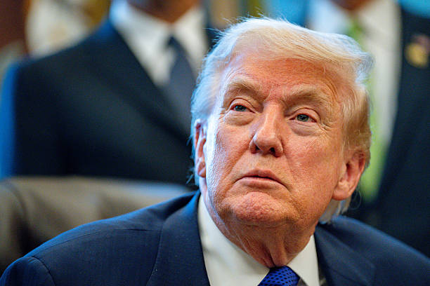 Presiden AS Donald Trump saat pengumuman tentang Proyek Vault di Ruang Oval Gedung Putih di Washington DC AS pada hari Senin 2 Februari 2026 Trump secara resmi mengumumkan rencana untuk meluncurkan cadangan mineral penting senilai $12 miliar dalam upaya terbarunya untuk membantu para produsen sekaligus meminimalkan ketergantungan pada logam tanah jarang dari Tiongkok Fotografer Bonnie CashUPIBloomberg via Getty Images