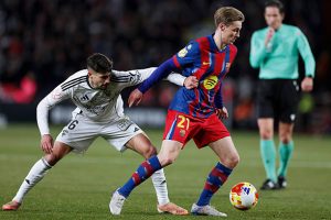 ALBACETE SPANYOL   3 FEBRUARI LR Antonio Pacheco dari Albacete Balompie Frenkie de Jong dari FC Barcelona selama pertandingan Copa del Rey Spanyol antara Albacete Balompie SAD v FC Barcelona di Estadio Municipal Carlos Belmonte pada 3 Februari 2026 di Albacete Spanyol Foto oleh Maria Gracia JimenezSoccratesGetty Images