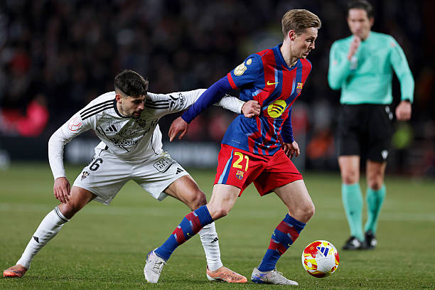 ALBACETE SPANYOL   3 FEBRUARI LR Antonio Pacheco dari Albacete Balompie Frenkie de Jong dari FC Barcelona selama pertandingan Copa del Rey Spanyol antara Albacete Balompie SAD v FC Barcelona di Estadio Municipal Carlos Belmonte pada 3 Februari 2026 di Albacete Spanyol Foto oleh Maria Gracia JimenezSoccratesGetty Images