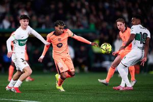 ELCHE SPANYOL   31 Januari Adam Boayar dari Elche CF berebut bola dengan Lamine Yamal dari FC Barcelona selama pertandingan LaLiga EA Sports antara Elche CF dan FC Barcelona di Estadio Manuel Martinez Valero pada 31 Januari 2026 di Elche Spanyol Foto oleh Manuel QueimadelosQuality Sport ImagesGetty Images