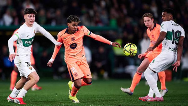 ELCHE SPANYOL   31 Januari Adam Boayar dari Elche CF berebut bola dengan Lamine Yamal dari FC Barcelona selama pertandingan LaLiga EA Sports antara Elche CF dan FC Barcelona di Estadio Manuel Martinez Valero pada 31 Januari 2026 di Elche Spanyol Foto oleh Manuel QueimadelosQuality Sport ImagesGetty Images