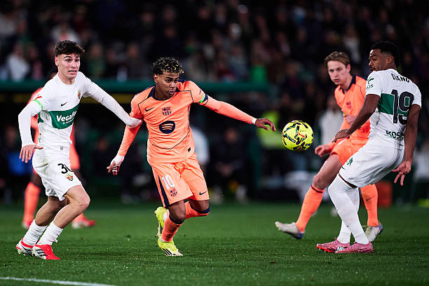 ELCHE SPANYOL   31 Januari Adam Boayar dari Elche CF berebut bola dengan Lamine Yamal dari FC Barcelona selama pertandingan LaLiga EA Sports antara Elche CF dan FC Barcelona di Estadio Manuel Martinez Valero pada 31 Januari 2026 di Elche Spanyol Foto oleh Manuel QueimadelosQuality Sport ImagesGetty Images