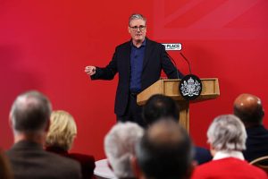 ST LEONARDS-ON-SEA, INGGRIS - 5 Februari 2026: Perdana Menteri Inggris Keir Starmer menjawab pertanyaan setelah menyampaikan pidato di Kompleks Olahraga Horntye Park pada 5 Februari 2026 di St Leonards-on-Sea, Inggris Raya. Perdana Menteri mengumumkan pendanaan baru sebesar £800 juta untuk daerah-daerah miskin dan berbicara tentang perlunya "Inggris yang layak dan toleran." (Foto oleh Peter Nicholls/Getty Images)