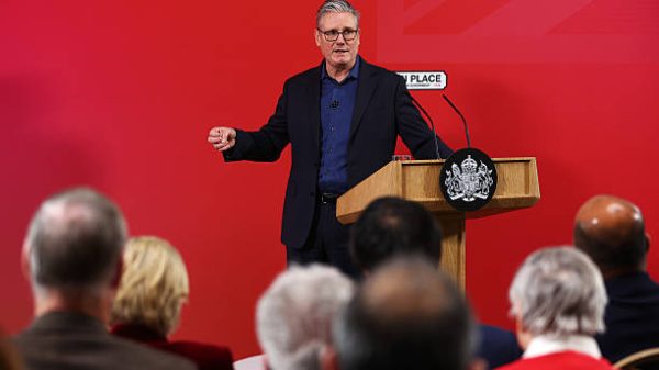 ST LEONARDS ON SEA INGGRIS   5 Februari 2026 Perdana Menteri Inggris Keir Starmer menjawab pertanyaan setelah menyampaikan pidato di Kompleks Olahraga Horntye Park pada 5 Februari 2026 di St Leonards on Sea Inggris Raya Perdana Menteri mengumumkan pendanaan baru sebesar £800 juta untuk daerah daerah miskin dan berbicara tentang perlunya Inggris yang layak dan toleran Foto oleh Peter NichollsGetty Images